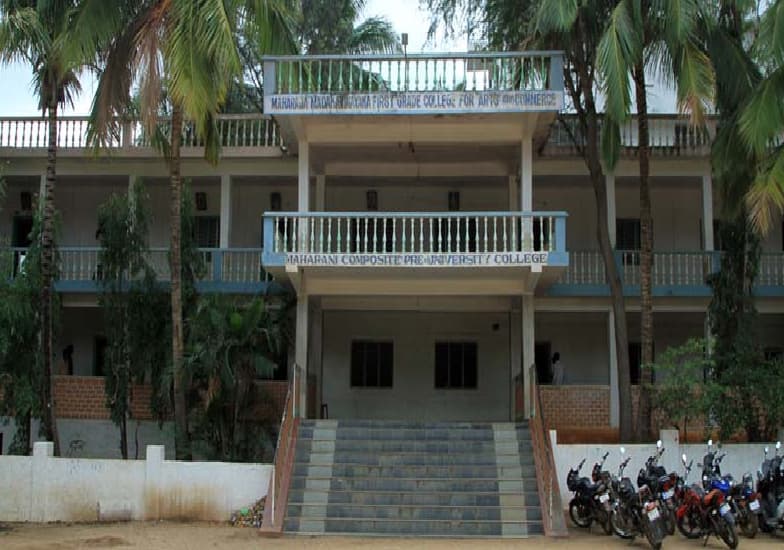 Maharaja Madakari Nayaka First Grade Arts and Commerce College-image