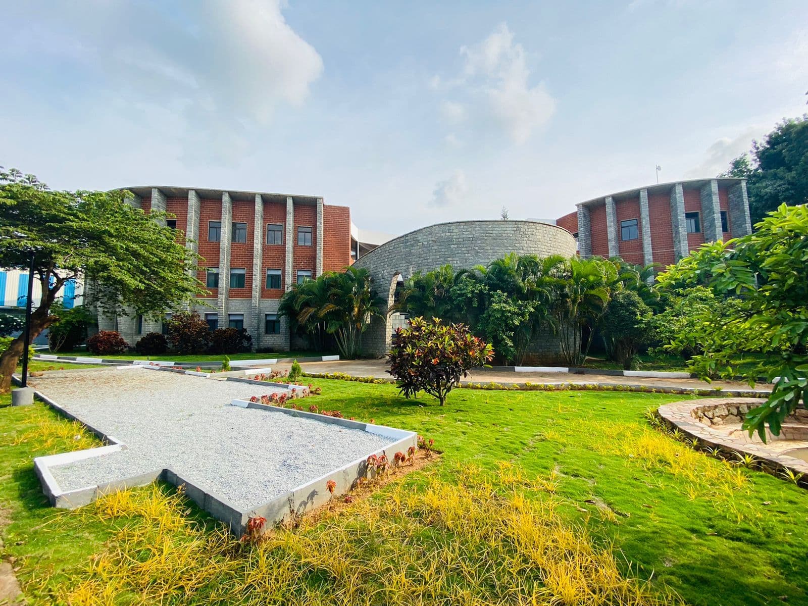 IZEE Business School-image
